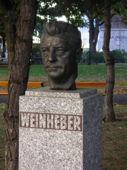 Josef Weinheber - By Sculptor: Josef Bock (1883-1966) Image: Priwo (photo taken by de:Benutzer:Priwo) [Public domain], via Wikimedia Commons