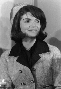 Jacqueline Lee "Jackie" Onassis-Kennedy - By Cecil W. Stoughton (http://mcadams.posc.mu.edu/images/jackie2.htm) [Public domain], via Wikimedia Commons