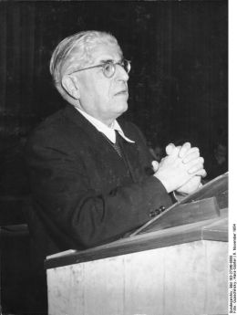 Ernst Bloch - Bundesarchiv, Bild 183-27348-0008 / CC-BY-SA 3.0 [CC BY-SA 3.0 de (http://creativecommons.org/licenses/by-sa/3.0/de/deed.en)], via Wikimedia Commons