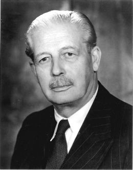Harold Macmillan - By Vivienne (Florence Mellish Entwistle) (Active 1940, died 1982) [OGL (http://www.nationalarchives.gov.uk/doc/open-government-licence/version/1/)], via Wikimedia Commons