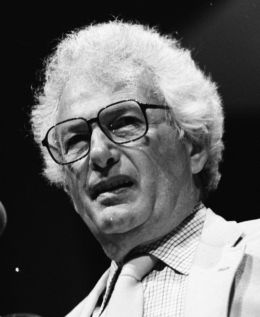 Joseph Heller - By derivative work: Anrie (talk) Joseph_Heller1986.jpg: MDCArchives (Joseph_Heller1986.jpg) [GFDL (http://www.gnu.org/copyleft/fdl.html) or CC-BY-SA-3.0 (http://creativecommons.org/licenses/by-sa/3.0/)], via Wikimedia Commons