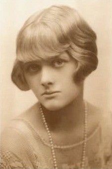 Dame Daphne Du Maurier - By автор неизвестен/author unknown [Copyrighted free use], via Wikimedia Commons